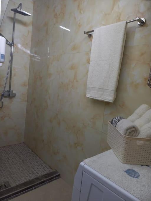 2Br Airport Accommodation W/Free Private Parking Ledine Extérieur photo